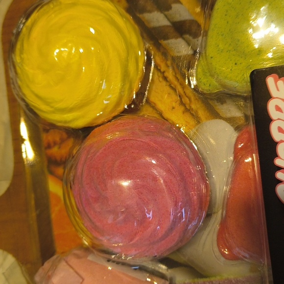 11 Piece Dessert Board With Bath Fizzers Brand New In Packaging - Picture 4 of 7